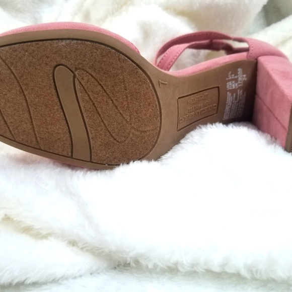 Pink heels - Picture 2 of 3